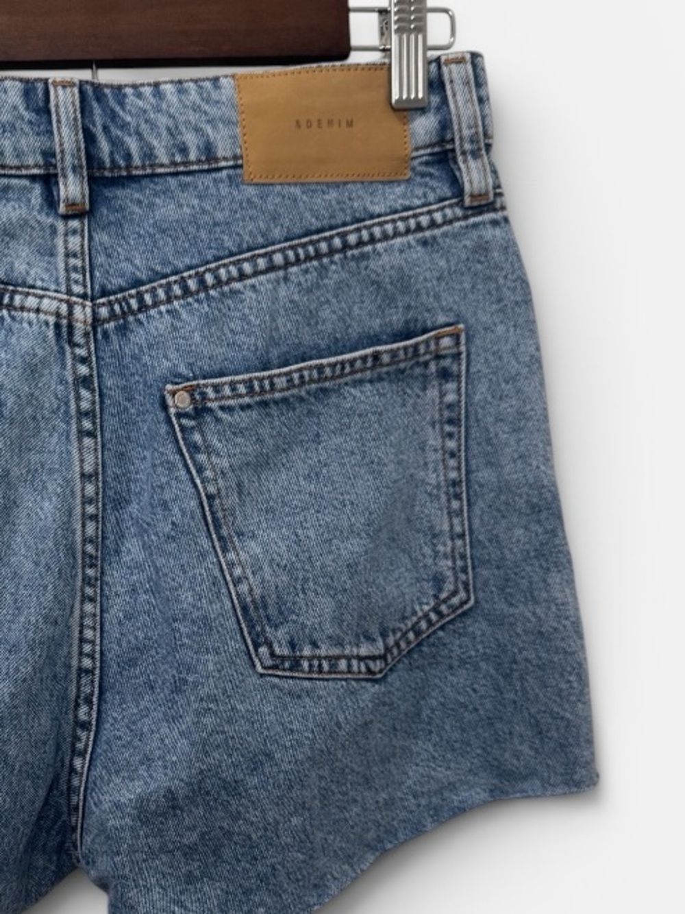 NWT H&M High-Waist Denim Cut-off Women's Shorts Sz. 6 - Picture 4 of 4